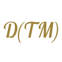 Logo: Goldene Schrift auf weißem Grund: "D(TM)"